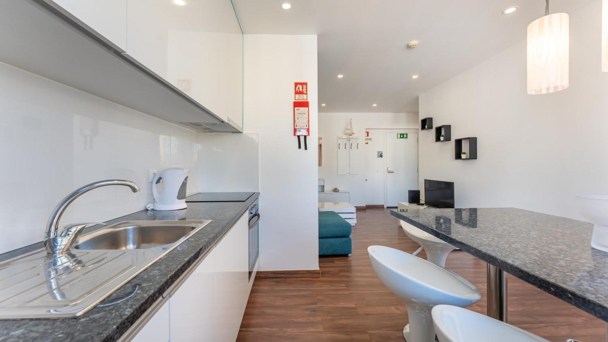 Serene Blue 1 Bdr Flat With Balcony By Lovelystay ปอร์ติเมา ภายนอก รูปภาพ